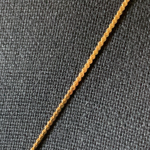 Faux Pearl and Rhinestone Floral Pendant on a Woven Gold Tone Chain - Picture 7 of 10